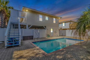 Beautifully Updated Beach House-Bella Sirena! Short walk to the beach! Sleeps 8!